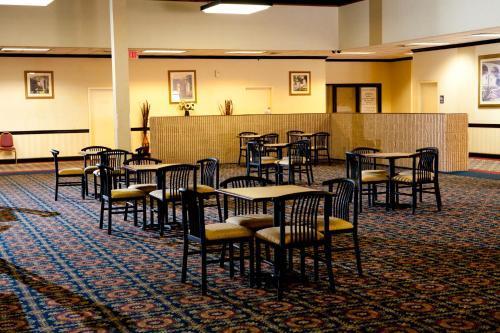 Cottonwood Savannah & Conference Center Hotel
